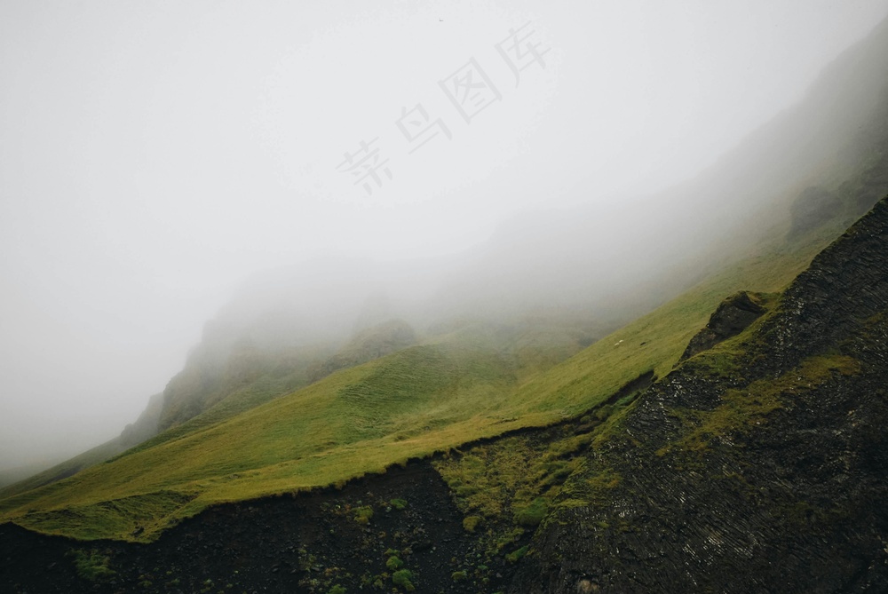 云雾缭绕的山间秘境
