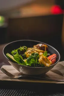 灰色的钢碗，用叉子中的绿叶蔬菜菜