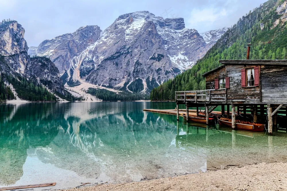 山间小屋的宁静美景