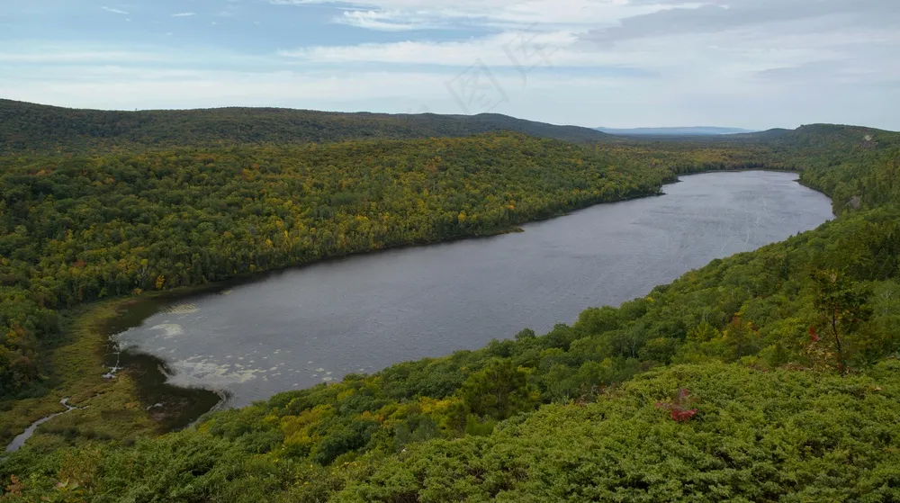 秋日湖光:自然色彩与宁静氛围的交织 秋日湖光:自然色彩与宁静氛围的交织