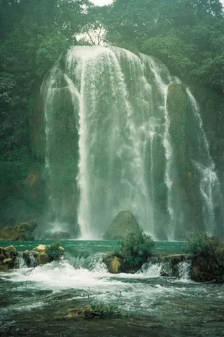 绿林瀑布静谧蓝绿画屏