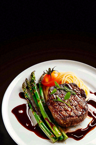 西餐牛排美食摄影图