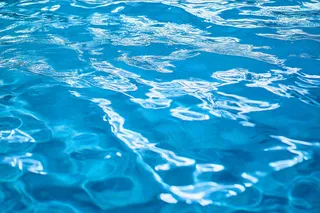蓝色的游泳池水池摄影图