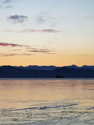 黄昏湖面倒影的宁静之美