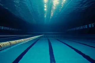 蓝色的游泳池水池摄影图