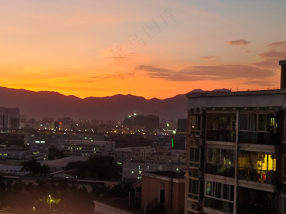 夕阳落下火烧云