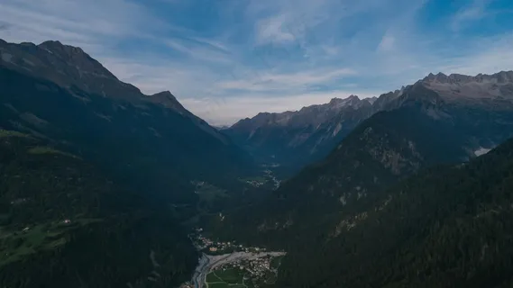 静谧山谷:蓝调航拍 静谧山谷:蓝调航拍