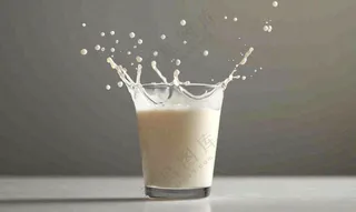 白色的牛奶飞溅摄影图