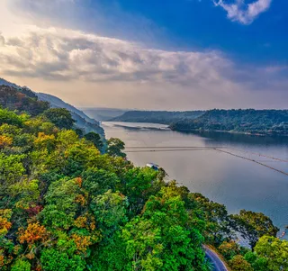 绿意盎然湖畔路，多彩秋叶映晴空