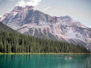 碧绿的山脚下，湖水静谧如镜