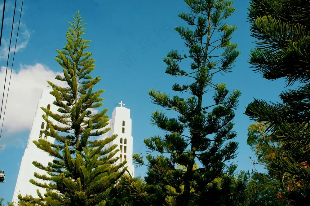 蓝天下的自然与现代交响曲