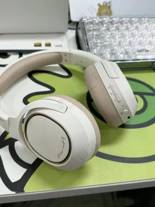 米白色日常休闲风头戴式耳机样机