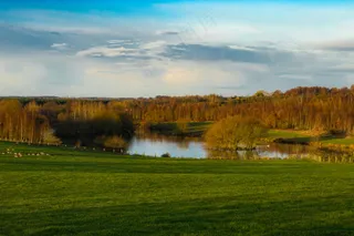 宁静的乡间湖泊与远方的丘陵