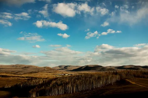 旷野小镇秋意·宁静孤寂风·黄灰蓝交织·自然美景赏