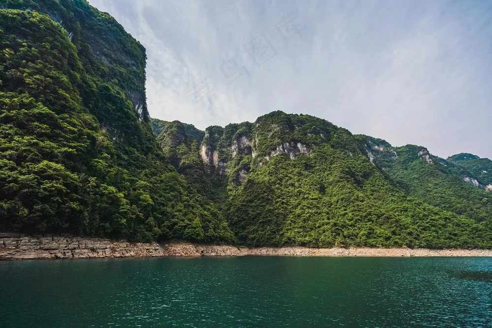 山青水秀的宁静海湾