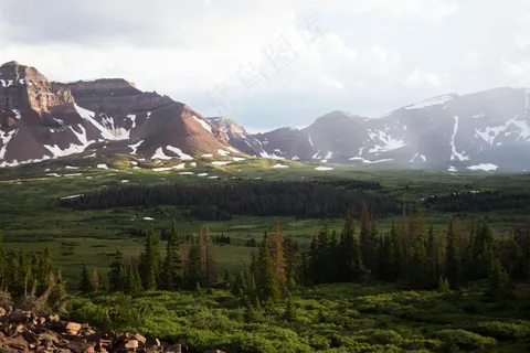 云雾缭绕的山间小镇