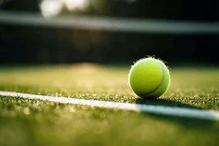 网球馆草地上的网球摄影图