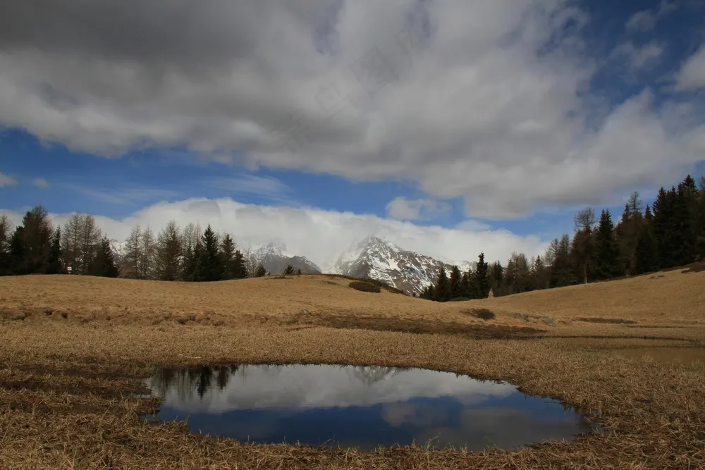 秋日草原上的宁静湖泊