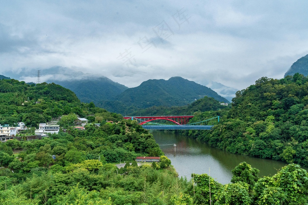 翠绿山谷中的宁静湖泊