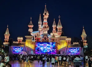 热闹的城堡边