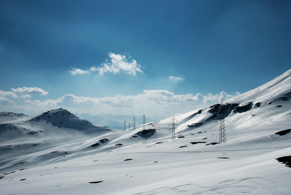 雪山蓝天映电塔