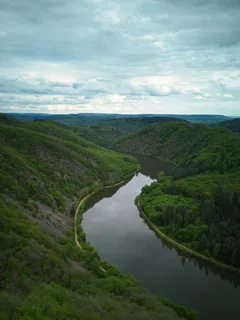 静谧河流:航拍视角下的绿色世界 静谧河流:航拍视角下的绿色世界