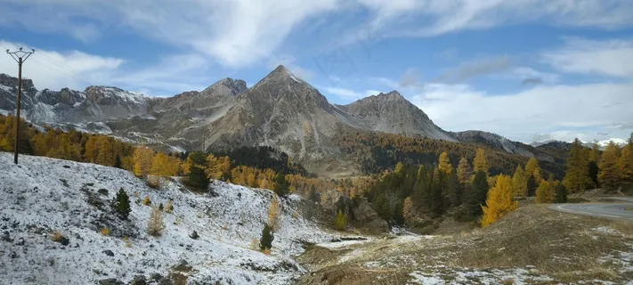 初雪覆盖的秋山画卷 初雪覆盖的秋山画卷