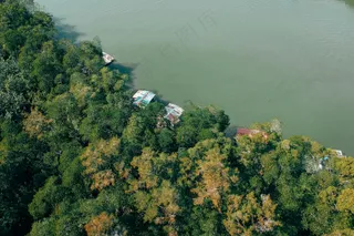 绿意盎然的水上村落