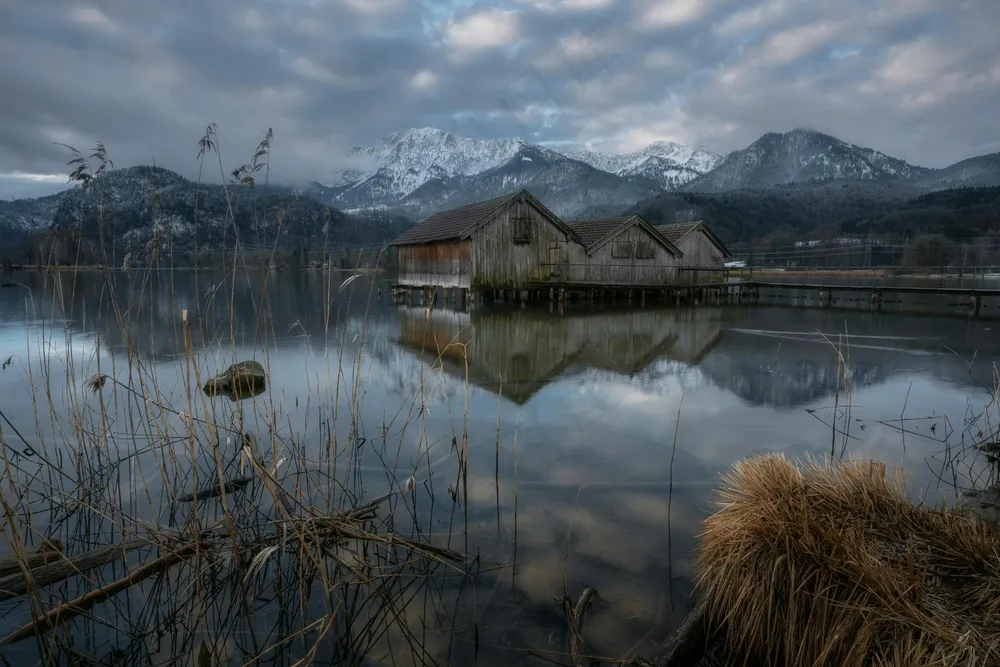 冬日湖畔的静谧木屋