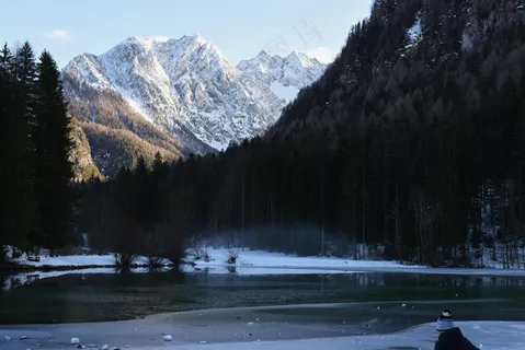 冬日静谧:写实风格下的白雪覆盖山水 冬日静谧:写实风格下的白雪覆盖山水