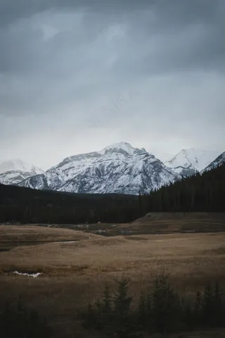 静谧山峦：冷色调自然风光摄影