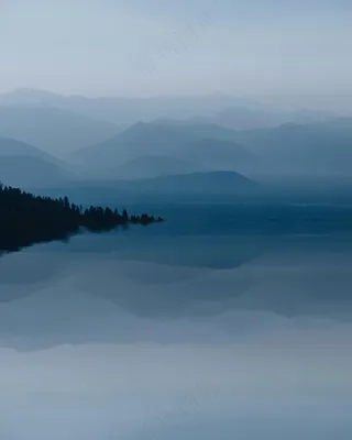 宁静海面的蓝色渐变