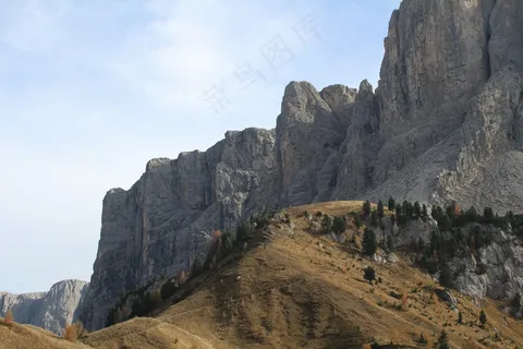 巍峨的山脉与古老的遗迹 巍峨的山脉与古老的遗迹