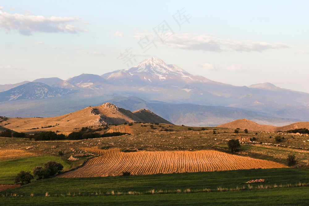 田野雪山宁静景·自然田园风·绿棕蓝交织·旅游壁纸照
