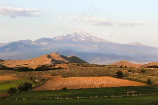 田野雪山宁静景·自然田园风·绿棕蓝交织·旅游壁纸照