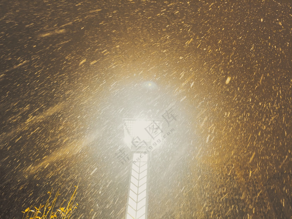 大雪下的路灯