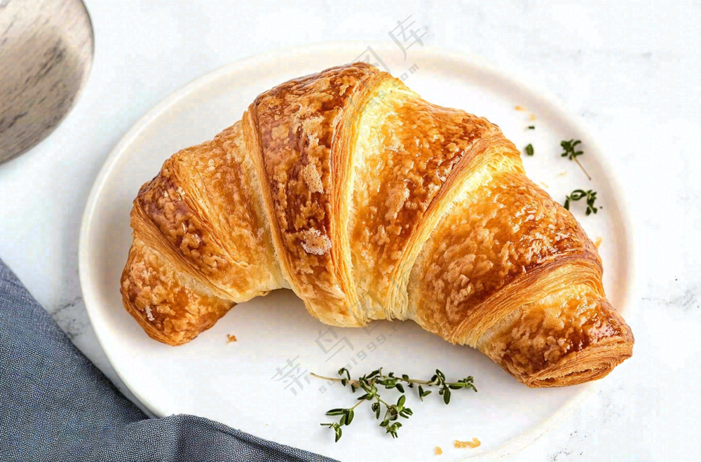 牛角包烘焙面包美食摄影图