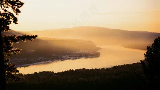 晨光映山丘：暖色调自然风光摄影
