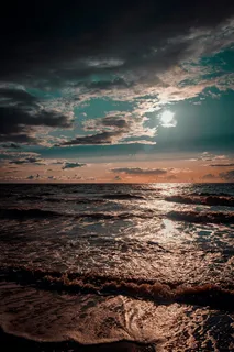 神秘暮光下的宁静海洋