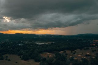 森林山脉神秘景·静谧自然风·灰绿交织色·壁纸装饰照