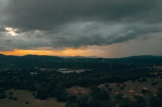 森林山脉神秘景·静谧自然风·灰绿交织色·壁纸装饰照