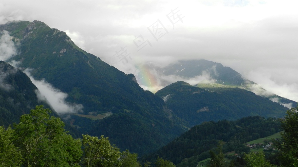 云间彩虹山脉·朦胧自然风·绿蓝交织·宁静美景图