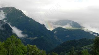 云间彩虹山脉·朦胧自然风·绿蓝交织·宁静美景图