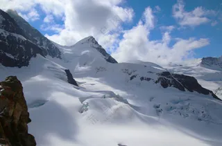 冬季蓝色天空阿尔卑斯雪山