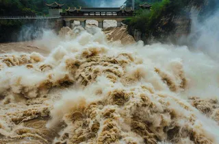 洪水自然灾害防洪预警摄影图