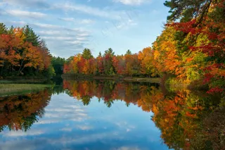 秋日倒影：湖光山色中的宁静时光