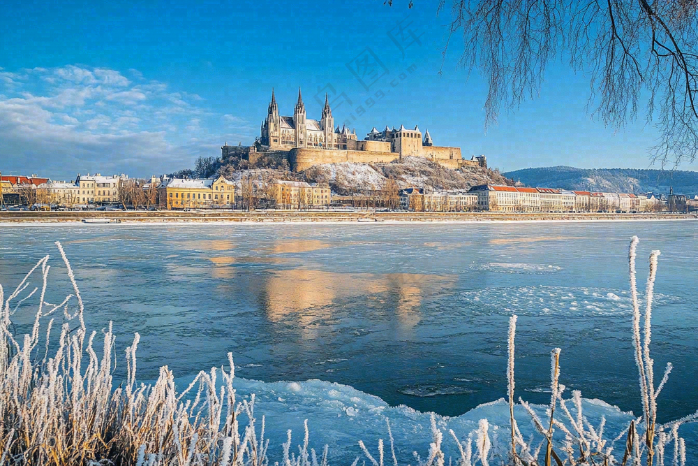 白霜覆盖河边对岸的城市城堡摄影图