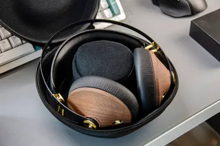 原木色居家风收纳头戴式耳机样机