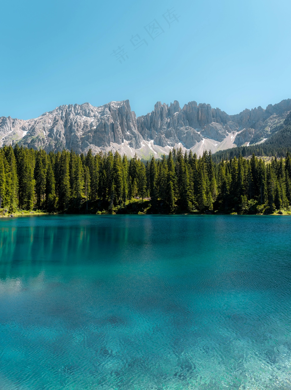 蓝湖雪山静谧图