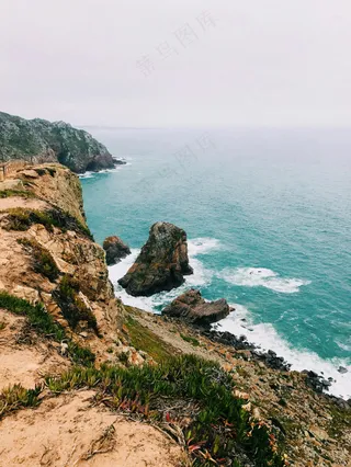 悬崖边的宁静海岸线